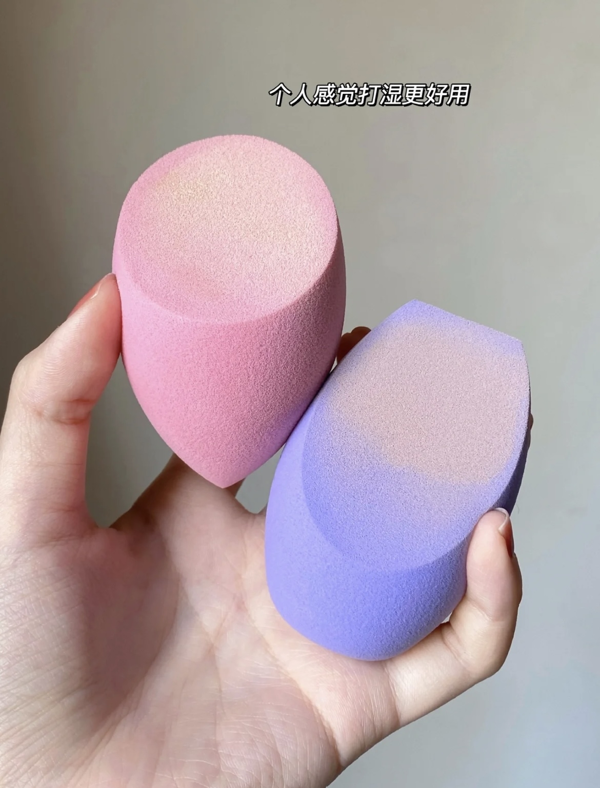 輕拍在需要加強遮瑕的地方,呈現出偏霧光的妝感~