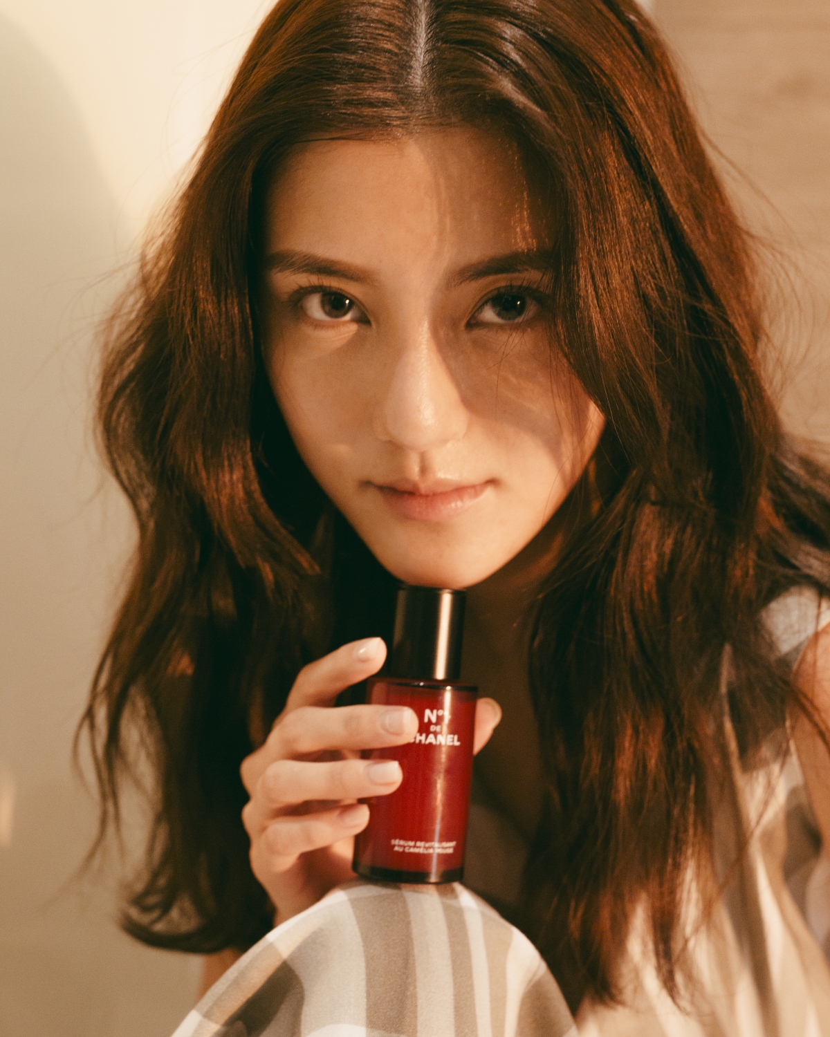 吳千語素顏零毛孔全靠CHANEL一號紅山茶花系列