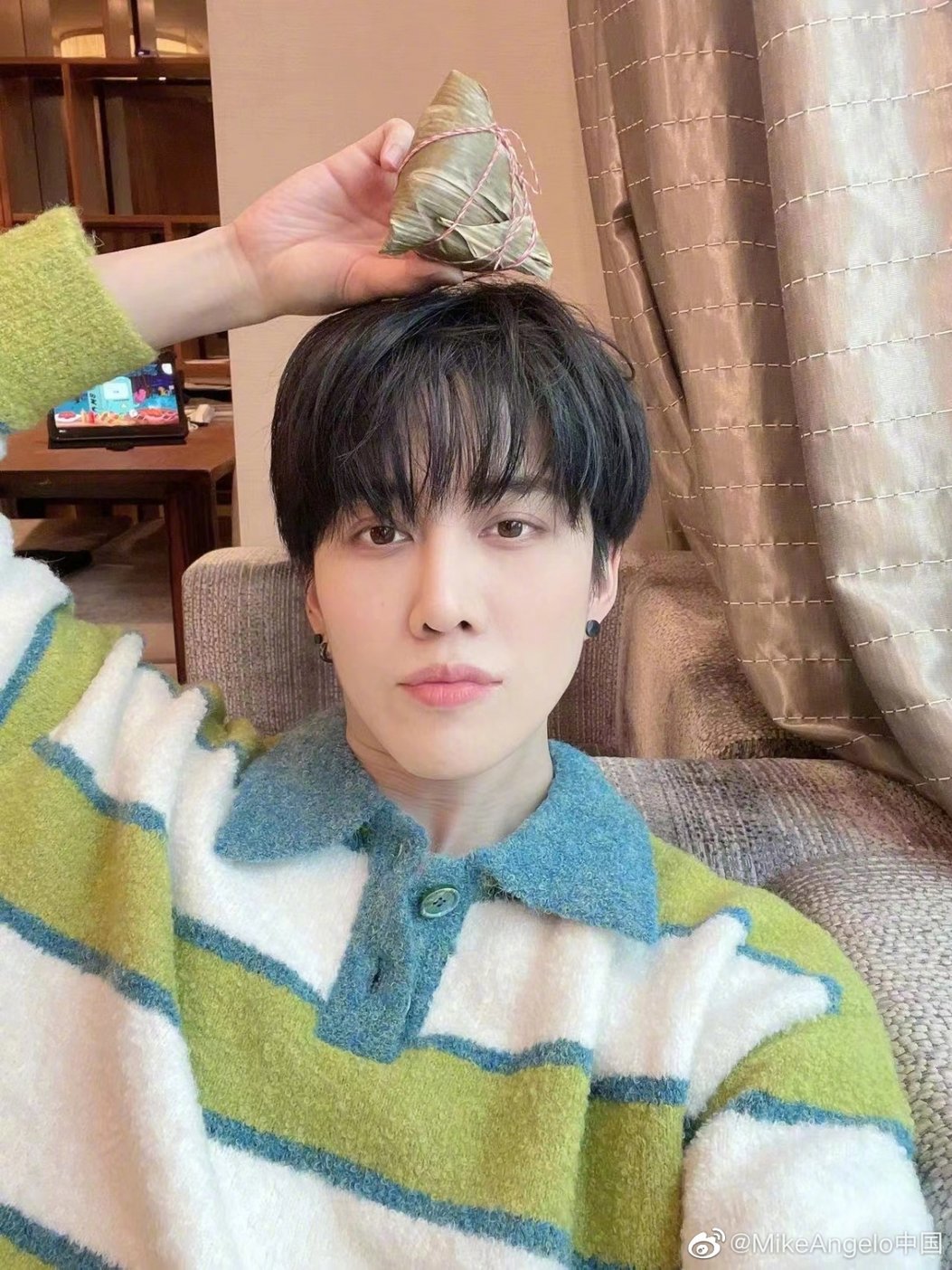 曾比特現身ViuTV被炮轟「即刻熄電視」，曾因參加《聲生不息》被罵反骨，網民讚ViuTV心胸廣闊？