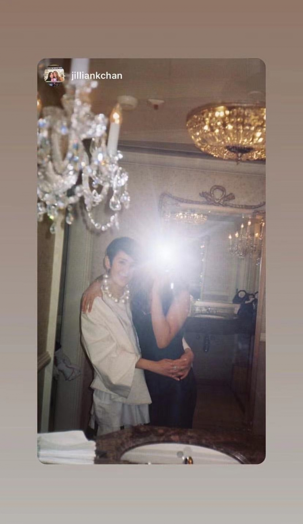 從照片中可見女兒身材非常苗條