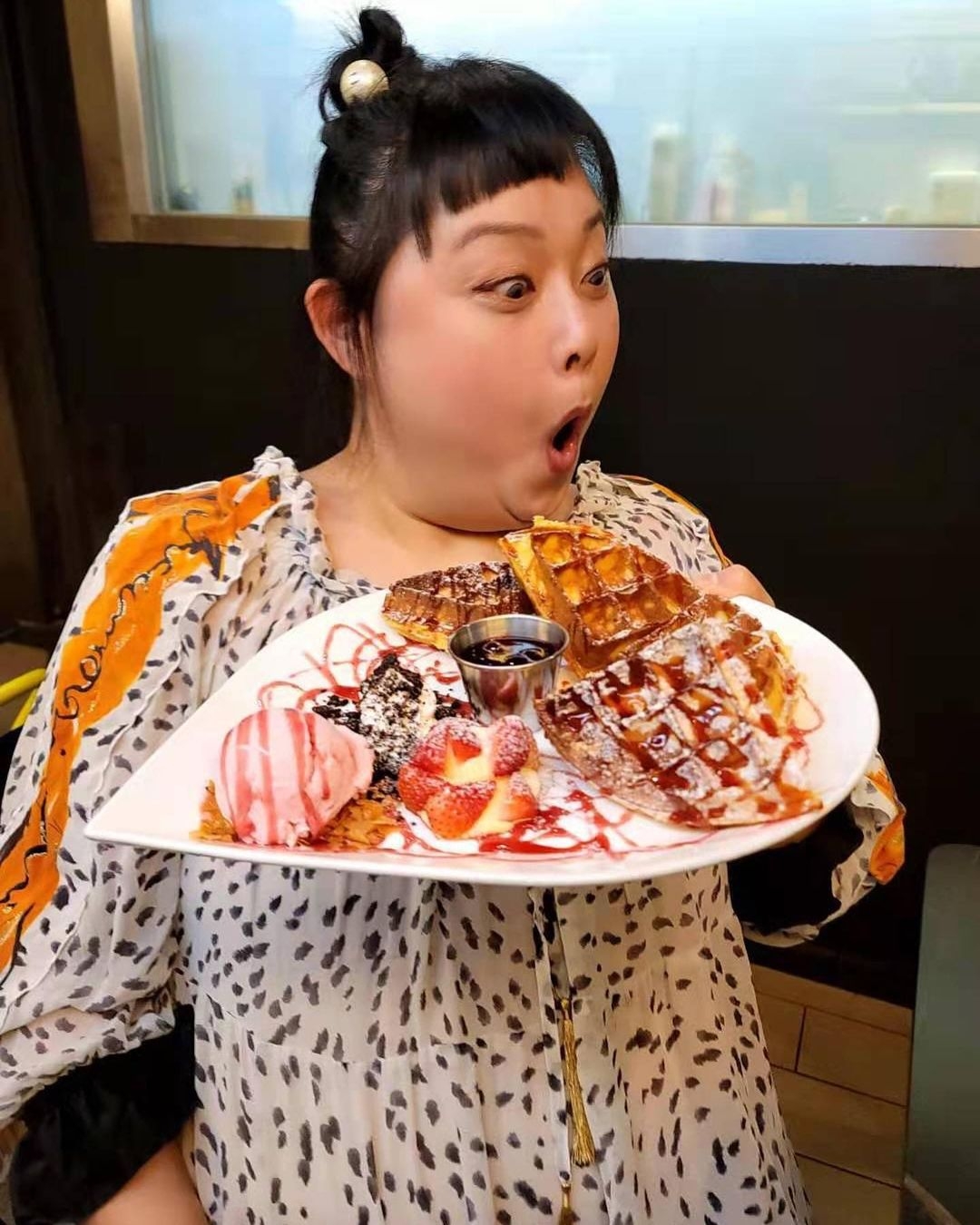 她經常於抖音直播「狂食」,大受內地網民歡迎