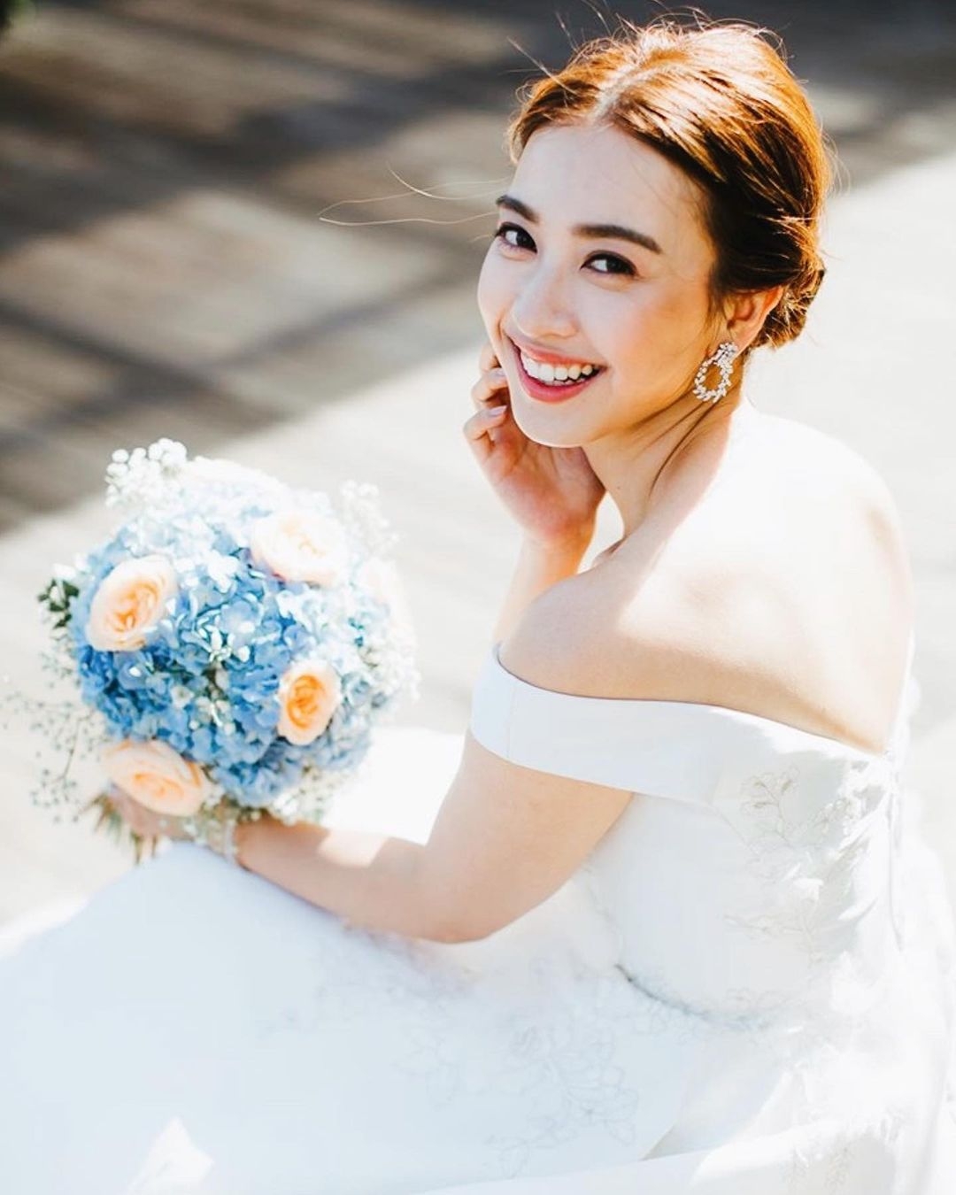 於2019年與圈外男友結婚