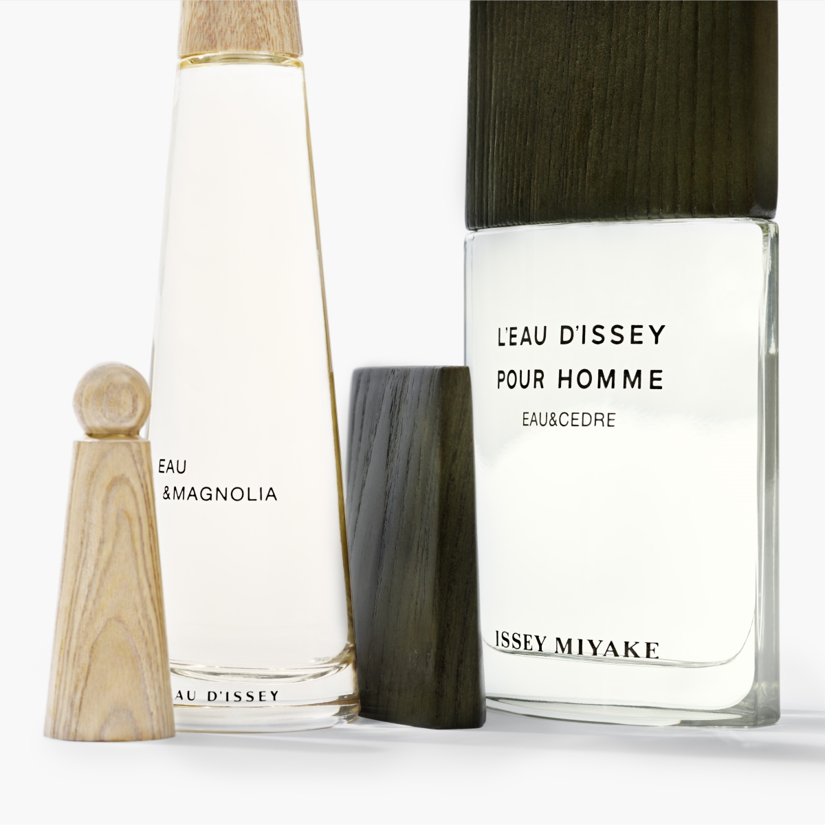 Les Eaux d'Issey瓶蓋以未經打磨雕琢的白蠟木原木製作,女士香氛用了奶油裸色調,而男士香氛則選用卡其雪松色調