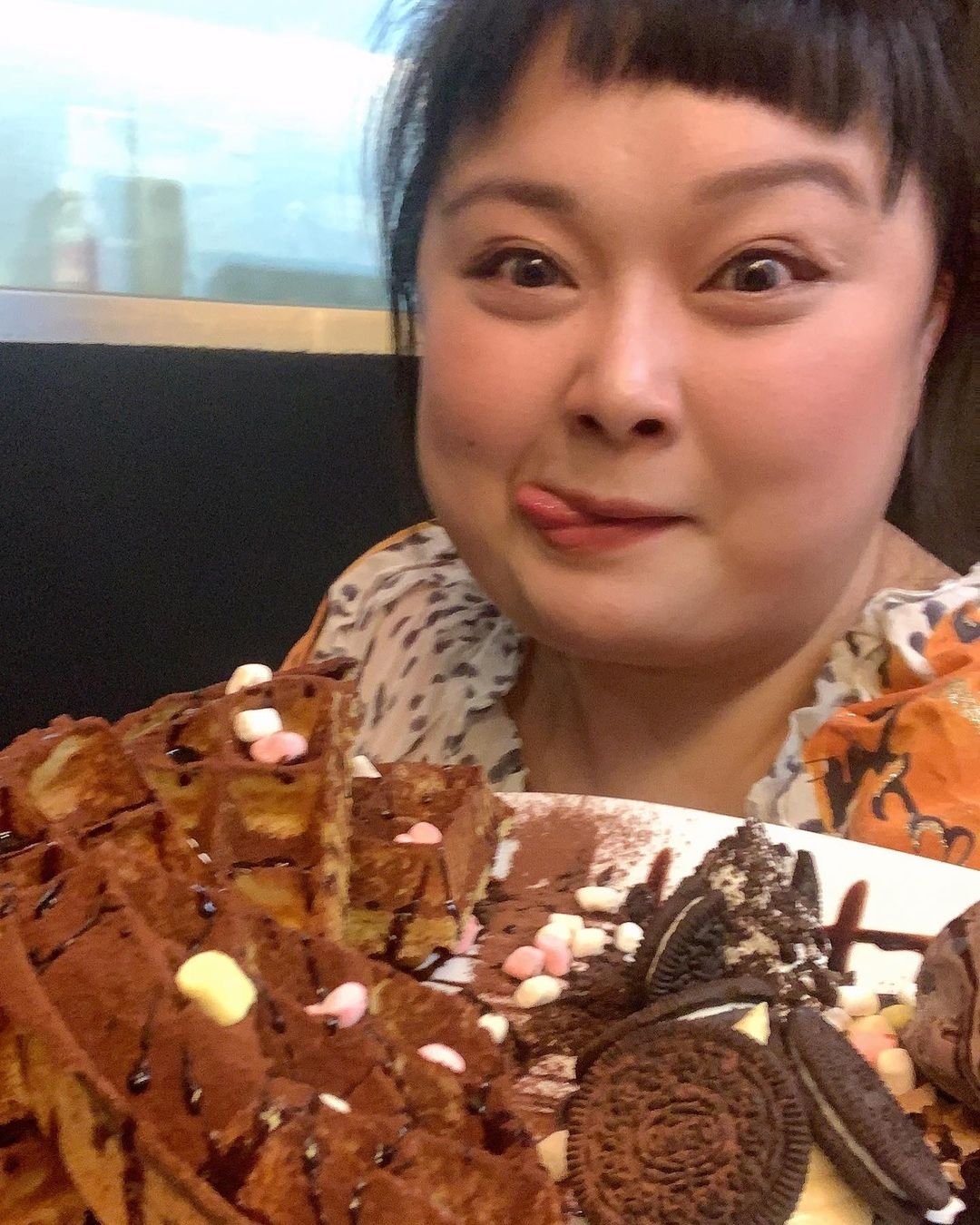 她經常於抖音直播「狂食」,大受內地網民歡迎