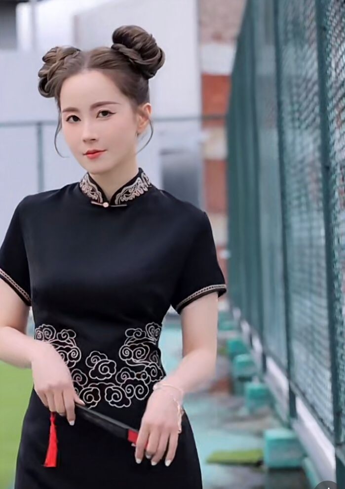 身穿中國風旗袍展現玲瓏有致的好身材~