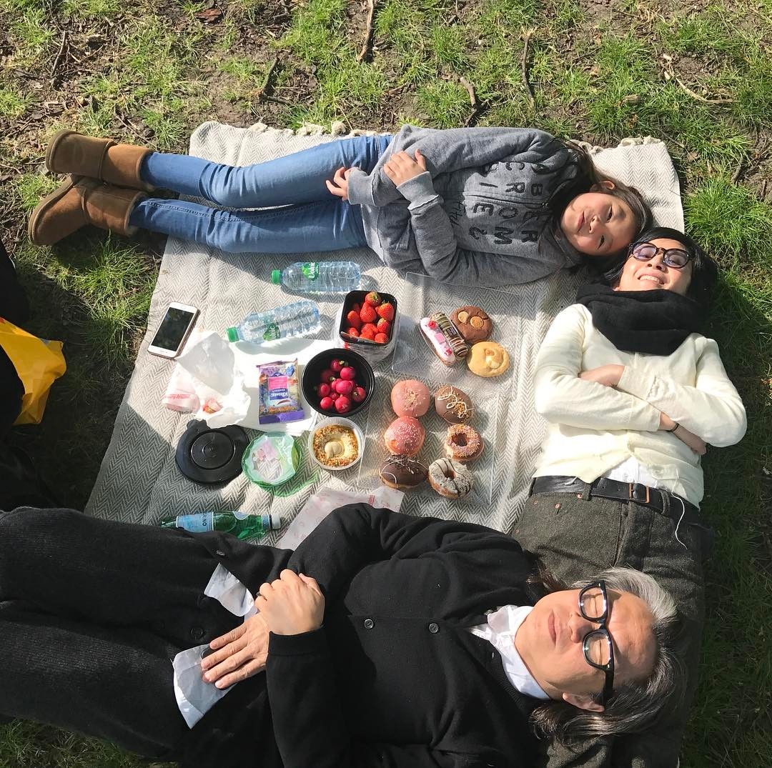 一家人享受家庭樂