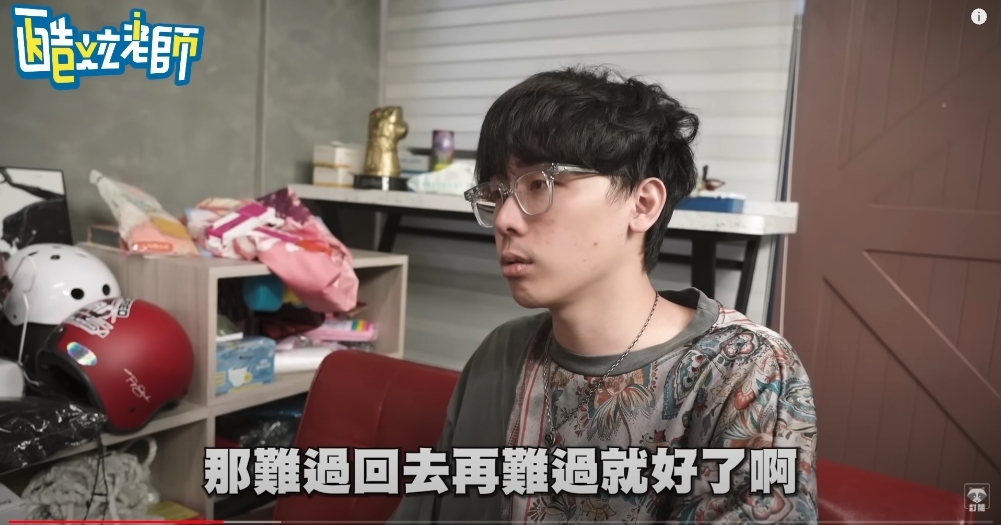 老闆酷炫向她們訓話
