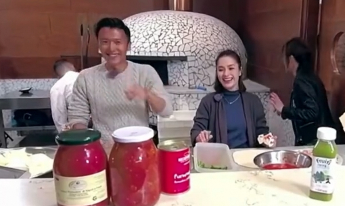 謝霆鋒的臉也馬上紅了起來!