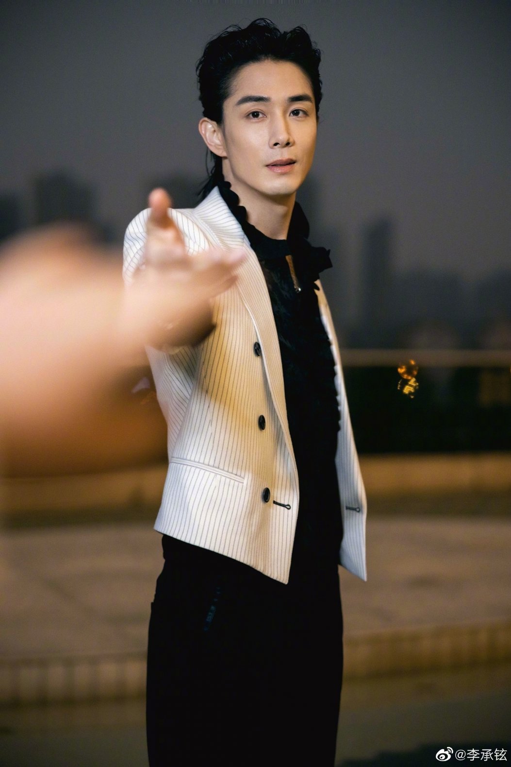 曾比特現身ViuTV被炮轟「即刻熄電視」，曾因參加《聲生不息》被罵反骨，網民讚ViuTV心胸廣闊？