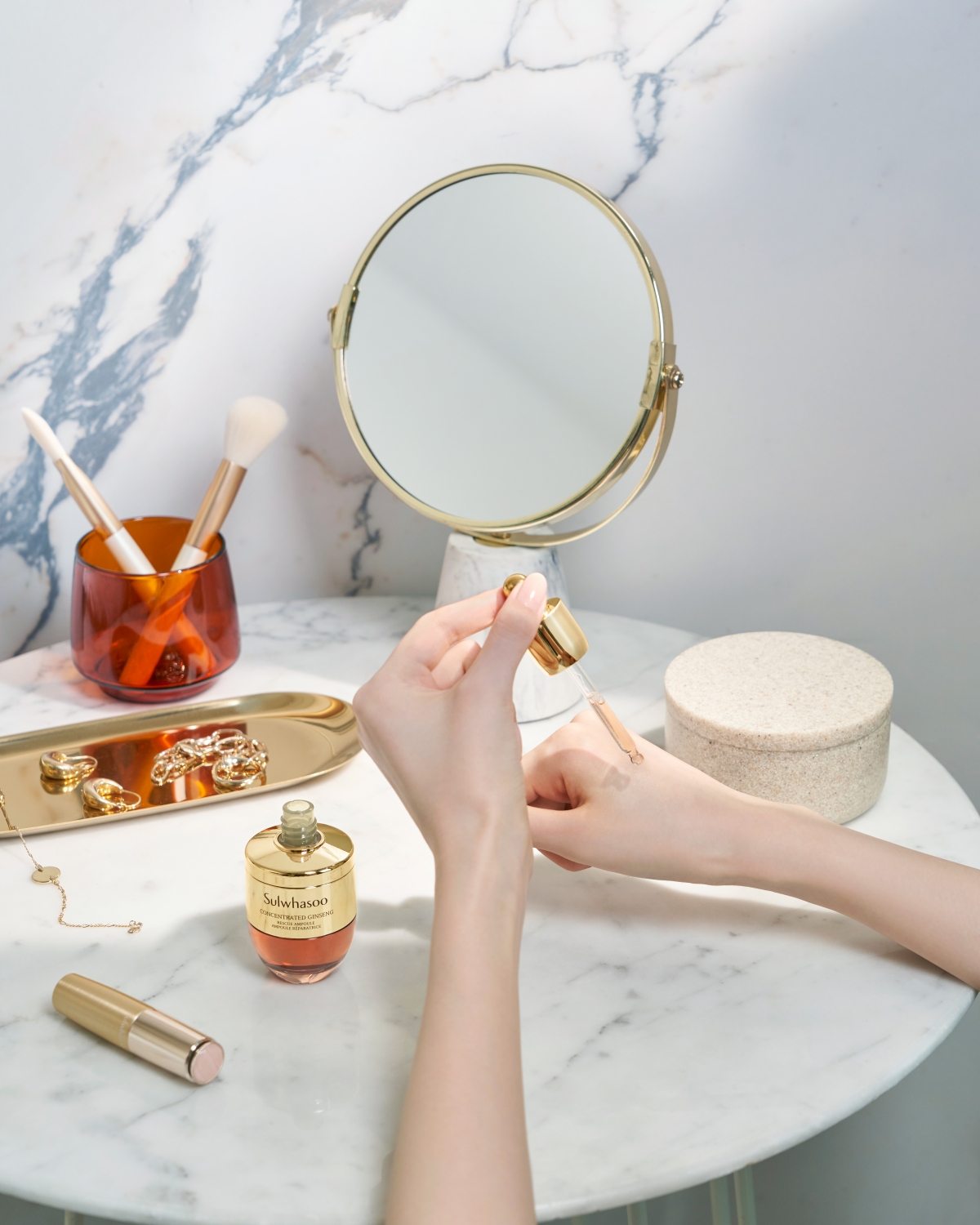 人參安瓶質感清爽不黏膩質感,滲透力超強,一抹即時被吸收,持續使用,毛孔粗大問題改善了不少,肌膚變得細緻柔嫩有彈性。