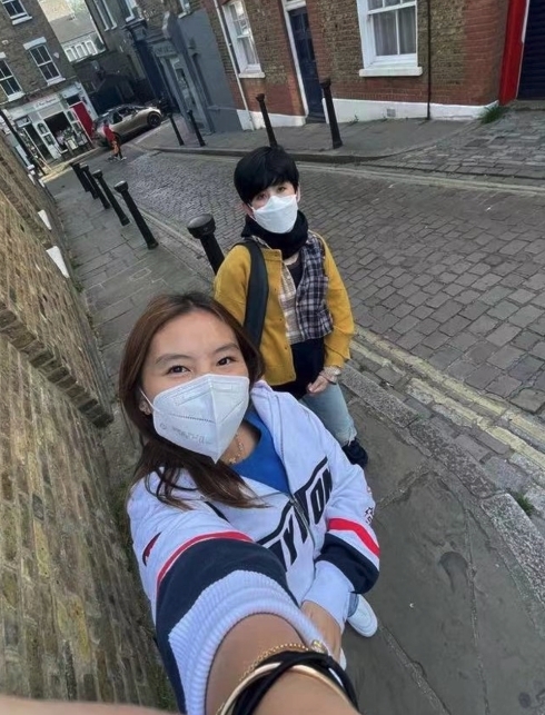 一家人享受家庭樂