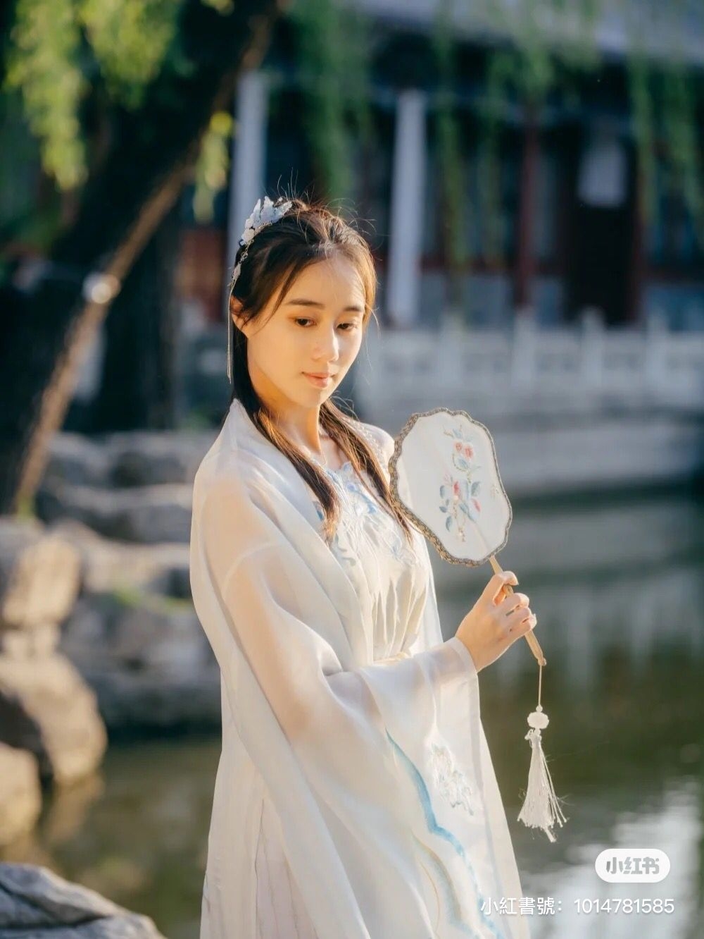 何超欣漢服照仙氣十足