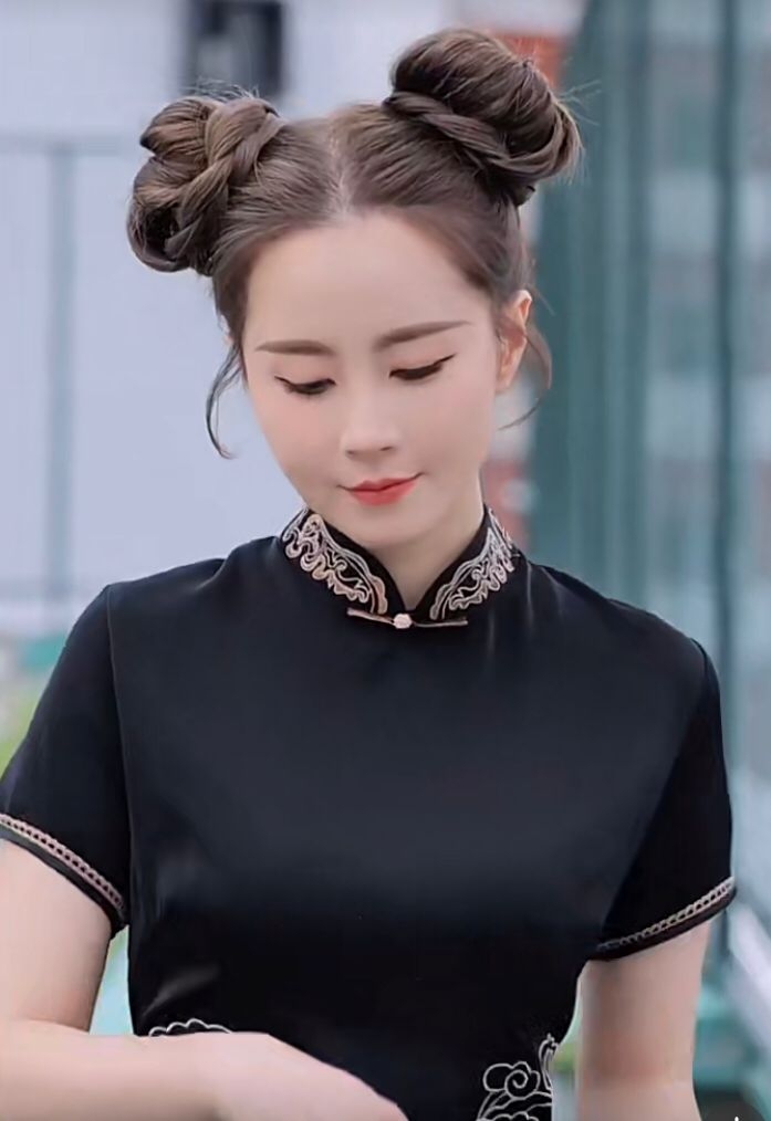 身穿中國風旗袍展現玲瓏有致的好身材~