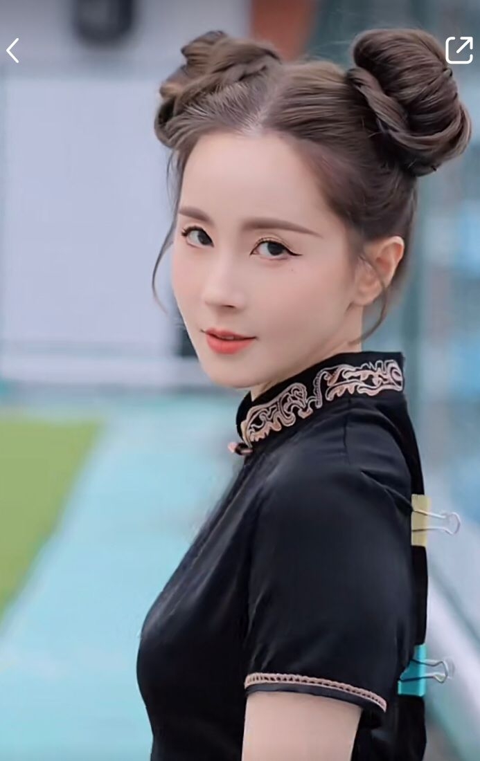 一扭頭,便看到衣服背面夾滿了夾子