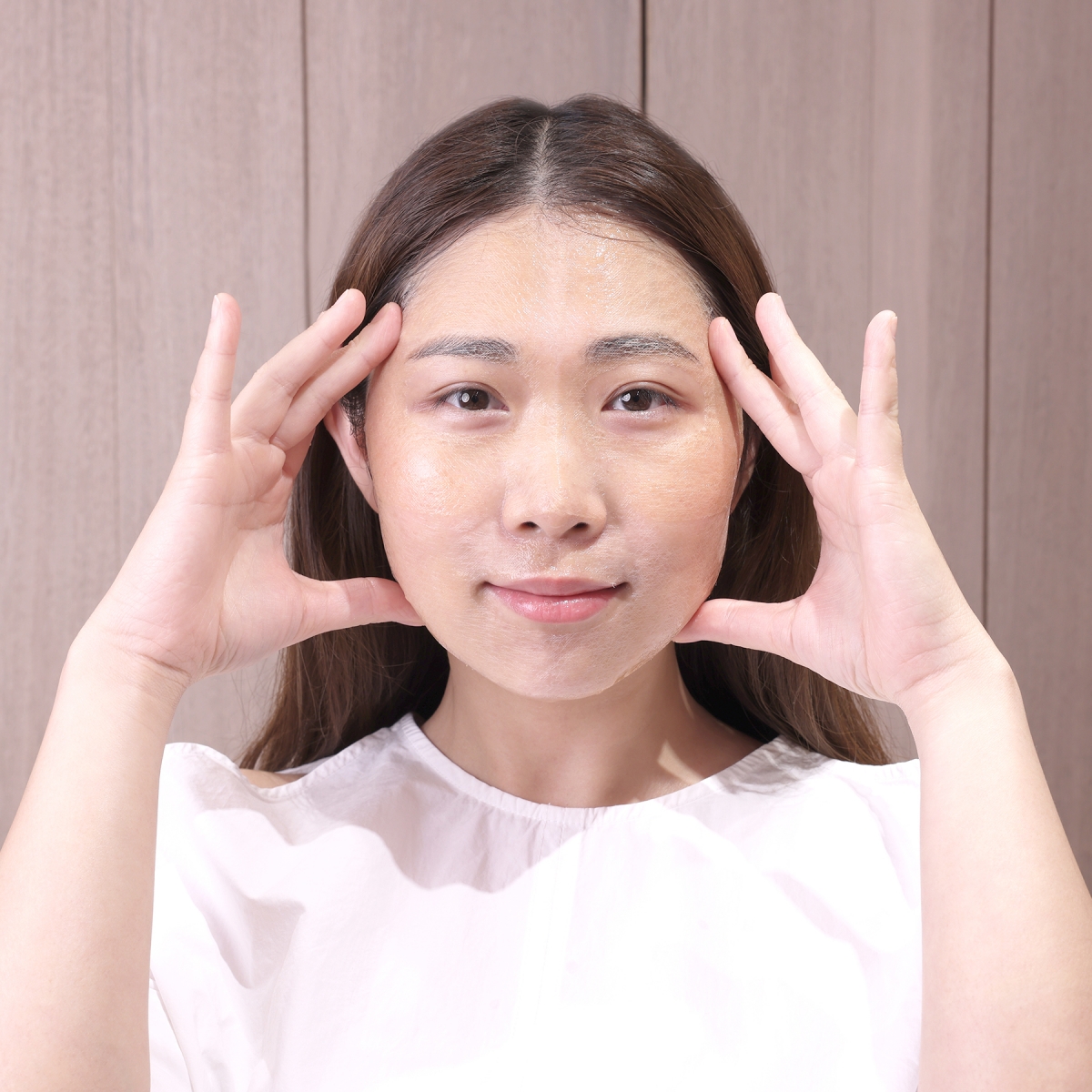 「隱形雙膠原緊緻面膜」為都市女性打造最強皮膚屏障，激發皮膚自癒力。