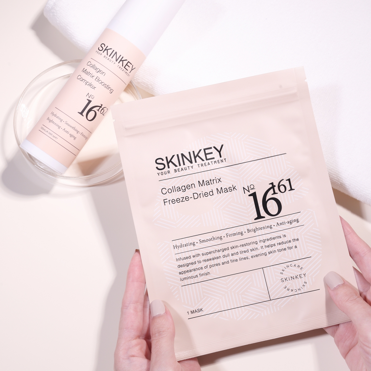 「隱形雙膠原緊緻面膜」1盒2款產品。