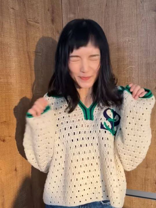陳嘉寶在社交網再示範一次「綠茶婊」式扮可愛打噴嚏。(圖片來源:IG@anjaylia)