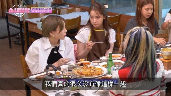 桌上擺滿各種美食,包括薄餅、海鮮湯等