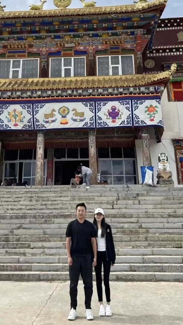 網上流出兩人手拖手合照