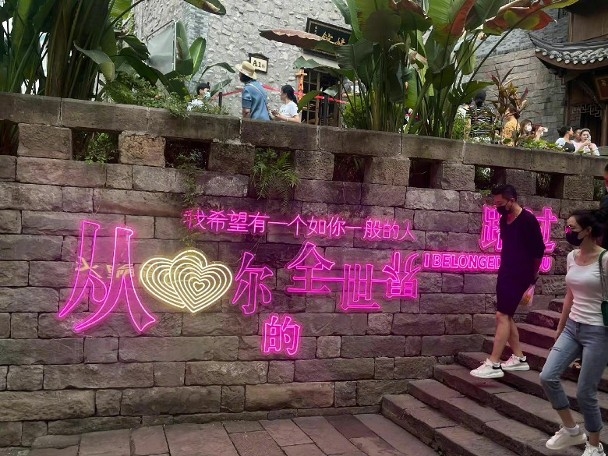 多次拍到兩人一同共遊~
