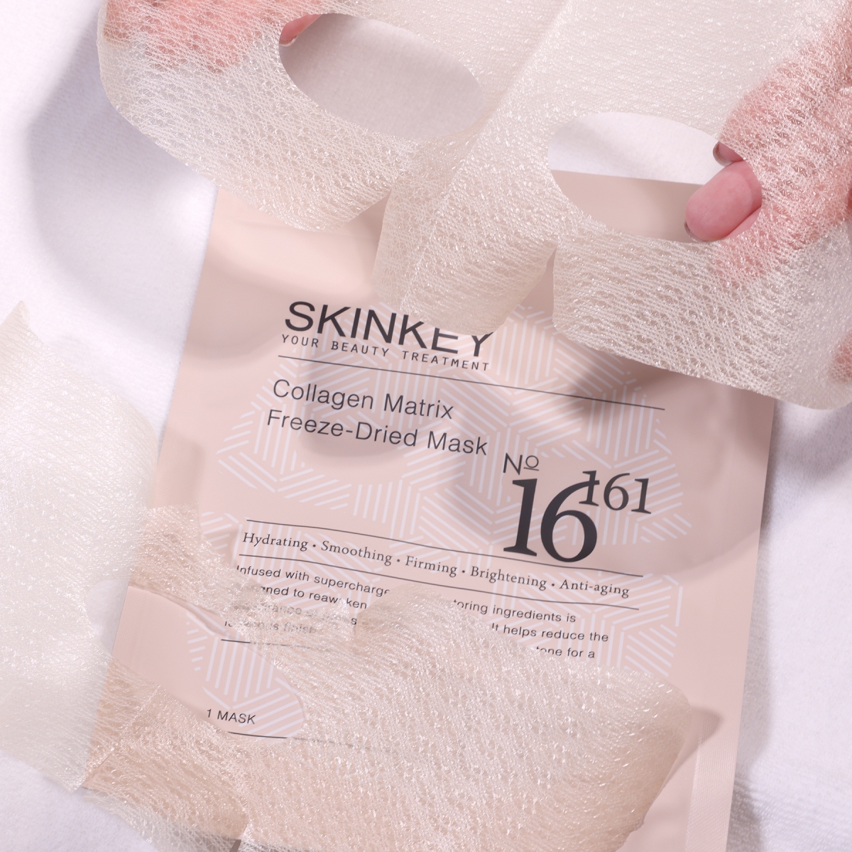 「隱形雙膠原緊緻面膜」上下雙片剪裁設計。