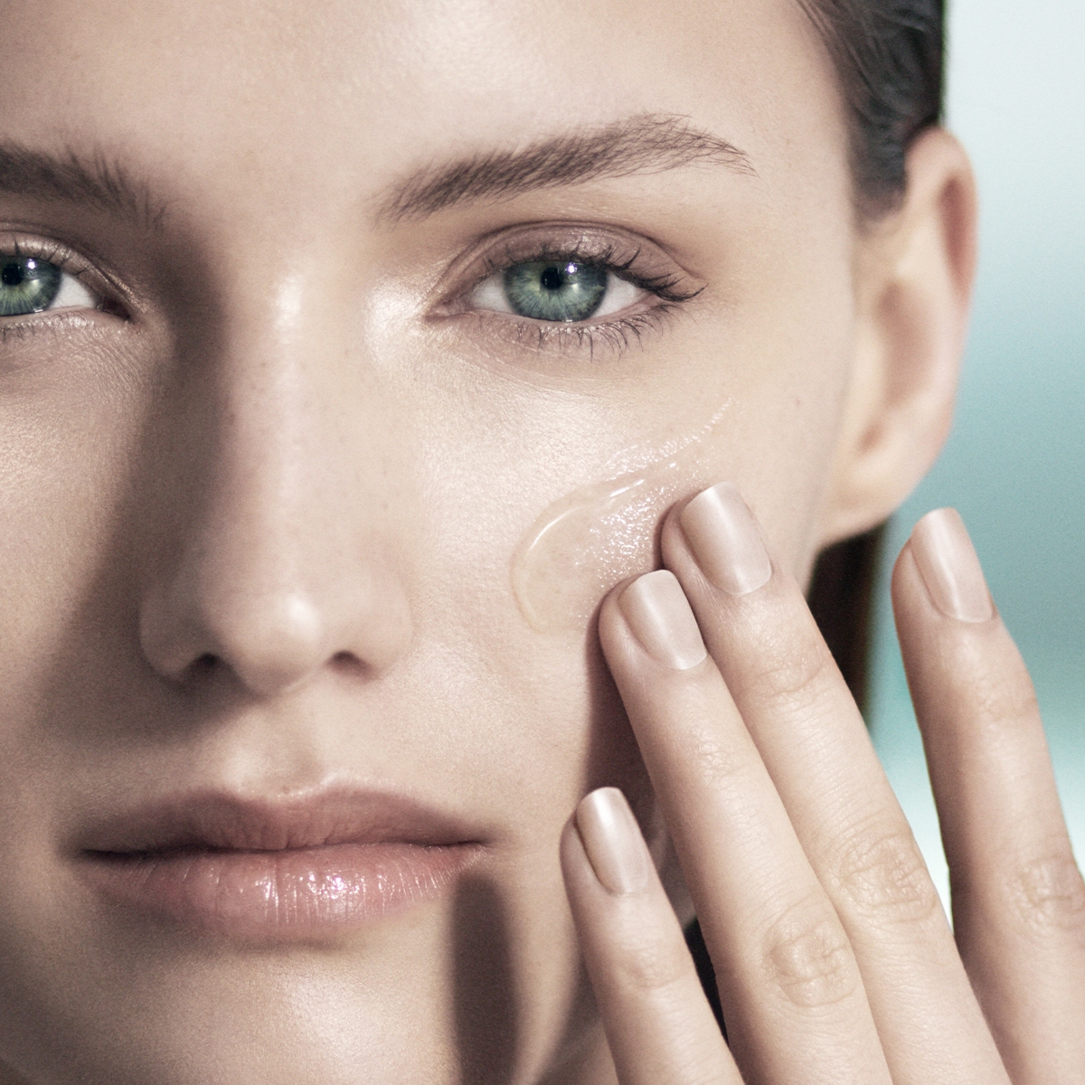 精華的絲絨般質地十分幼滑易推，塗抹瞬間便會延展成滑滑的絲絨薄膜