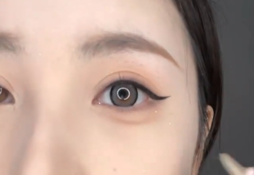 畫上內眼線的效果