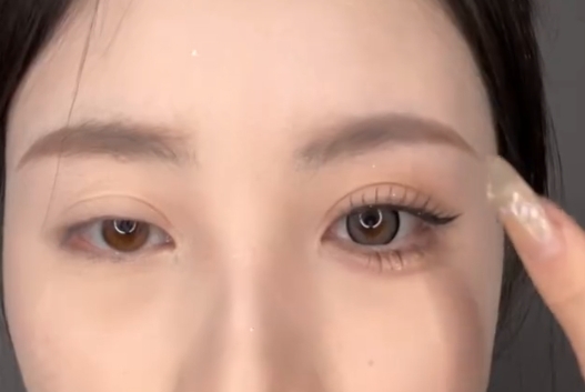 貼上假下睫毛的效果