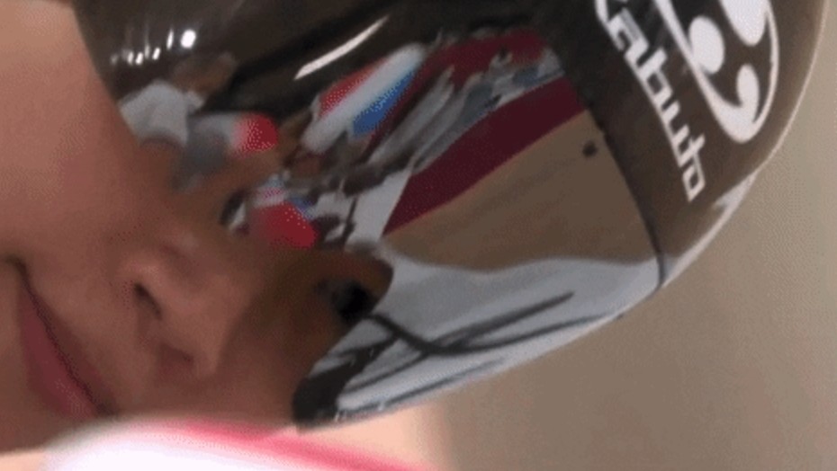 >>即睇SARAH賽前謎之笑容gif!