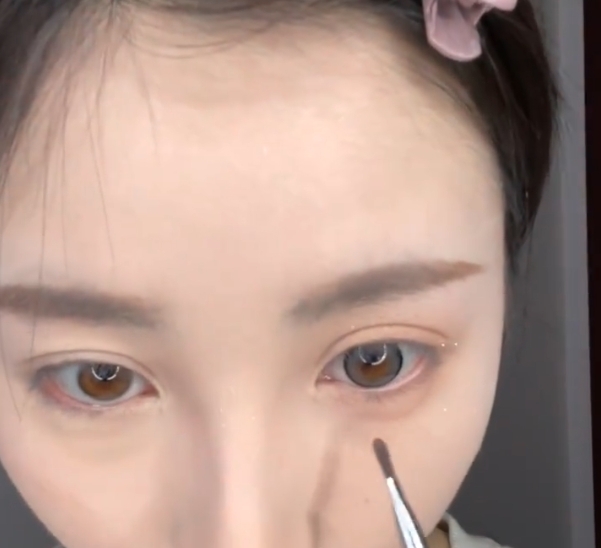 先低頭往上看,鎖定臥蠶位置