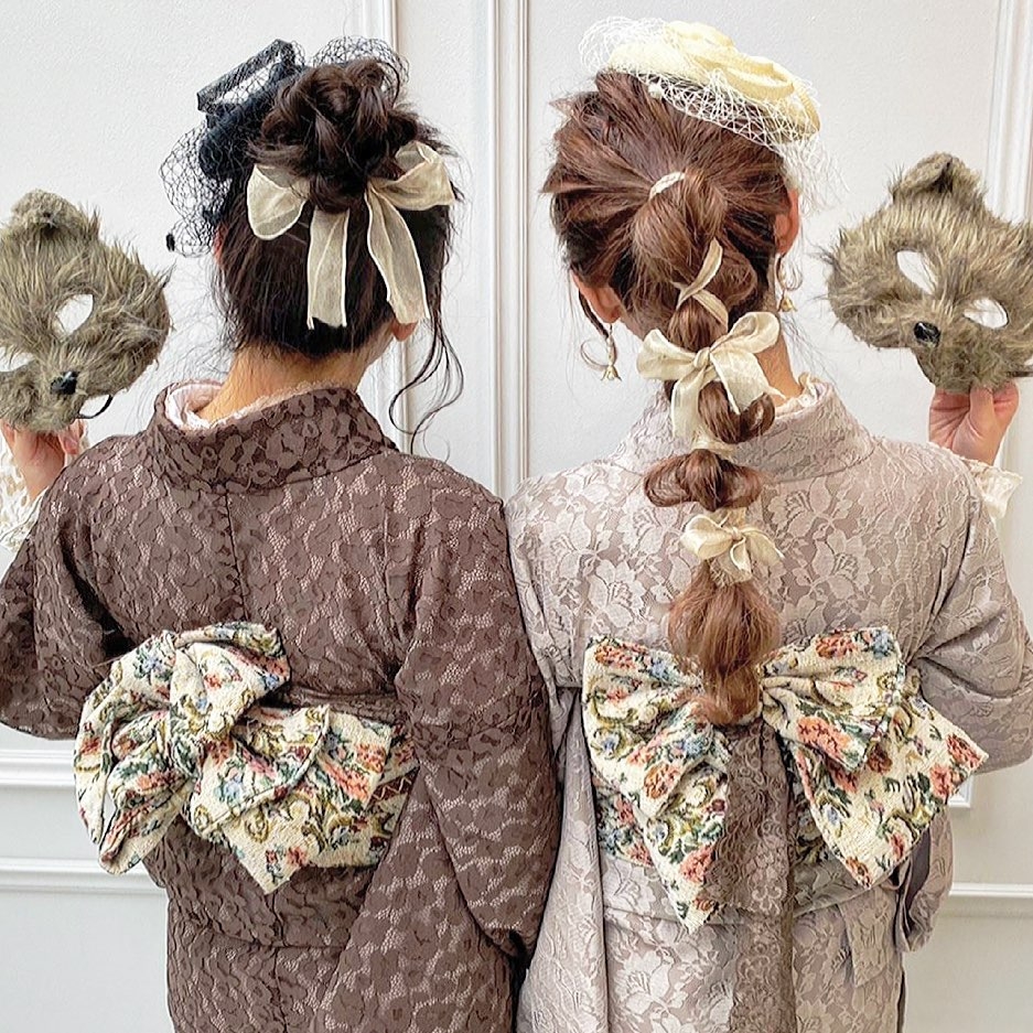 把日本傳統和服融合了現代流行的蕾絲、珍珠元素