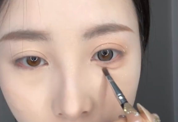 使用臥蠶筆順著眼型畫出一條線