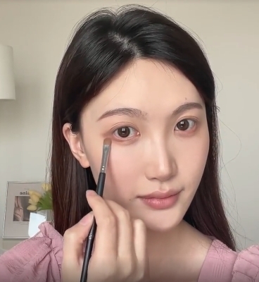 空出眼尾三角區稍微往下方拉