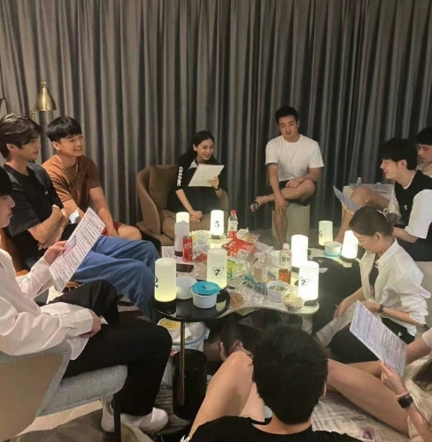 左面黑衣服的是宋威龍