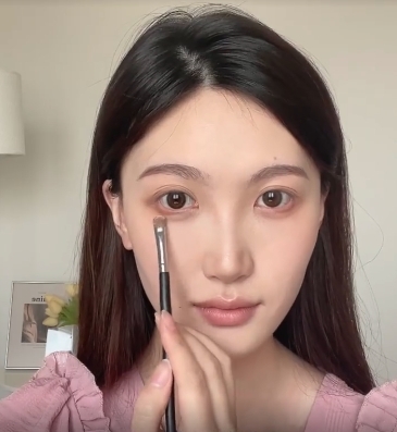 用啞光高光提亮臥蠶