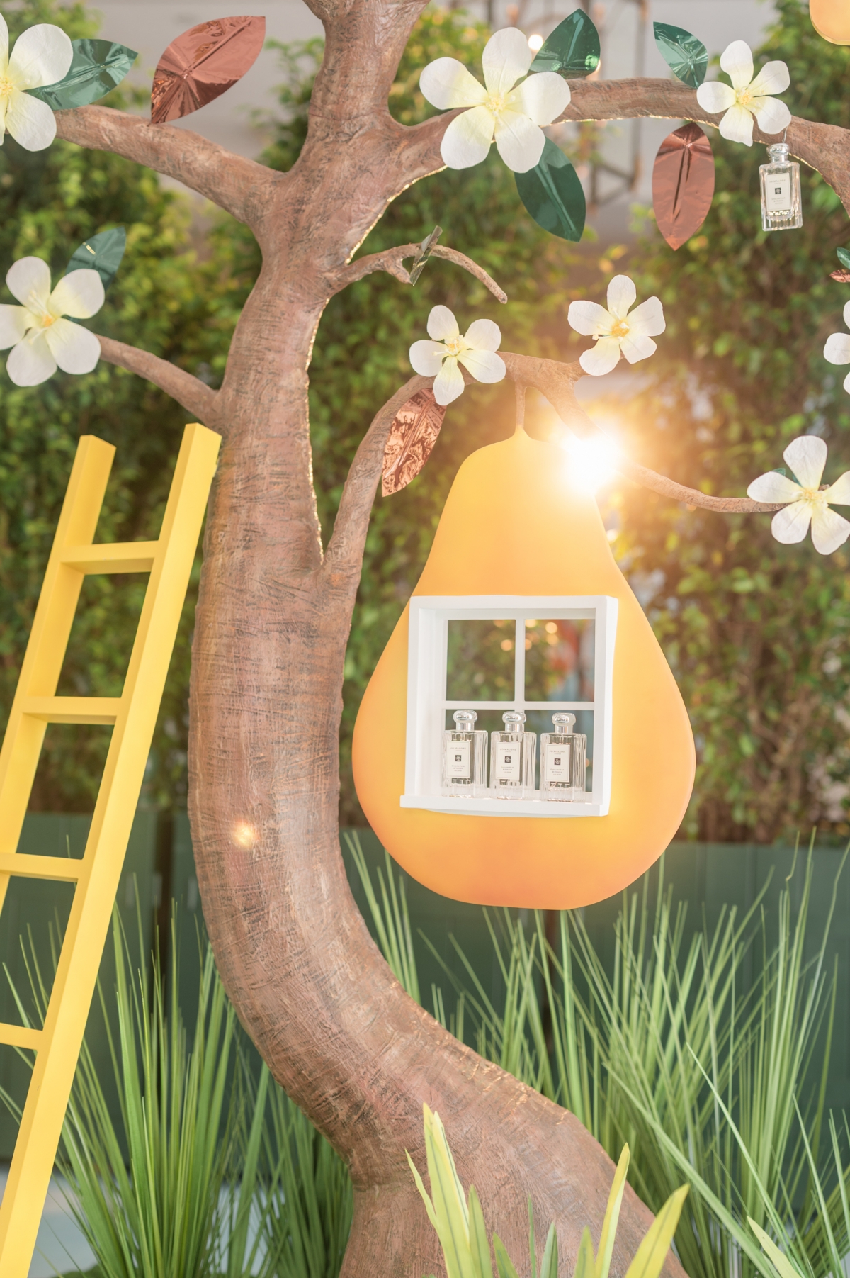 英國梨與小蒼蘭自2010年首次面世後,瞬即就被譽為「人生中不能缺少的香調」!如果您也鍾情於剛剛好的清甜、完美平衡的花果香調,英國梨與小蒼蘭就必定是您的命定古龍水!