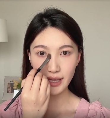 把最重的一點放在兩眼之間的位置