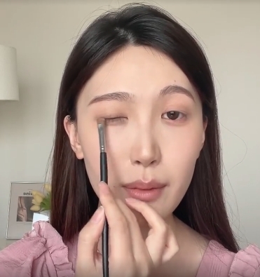沾取加深色貼著睫毛根部向上暈染