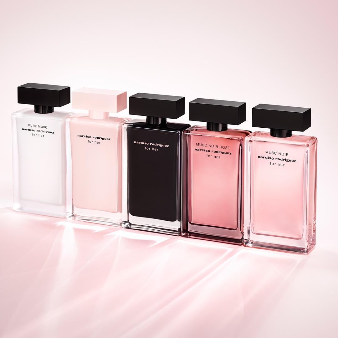 (左起)for her PURE MUSC淡香精、for her淡香精、for her淡香氛、for her MUSC NOIR ROSE淡香精及for her MUSC NOIR淡香精