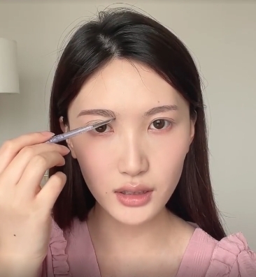 以往下降的方式去壓低眉頭