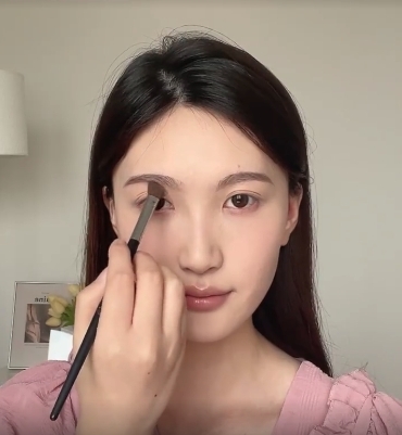 往眼眶暈染