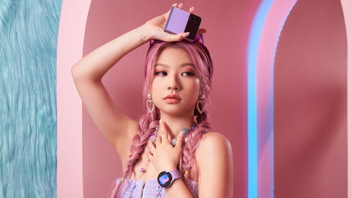 Galaxy Z Flip4超纖巧機身,十分適合女生使用~