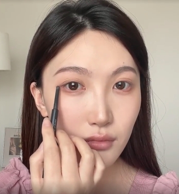 眼眉平著或向下拉出一點點