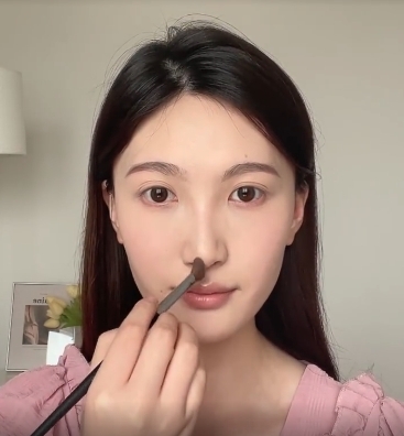 在鼻頭畫一個U