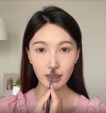 鼻頭下面多往上帶一點