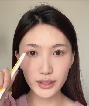 眉頭看起來是圓孤形