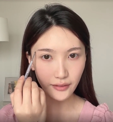 往斜下方拉出眉尾