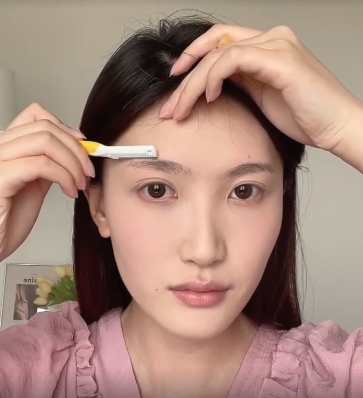 把上面的眉毛刮掉一點