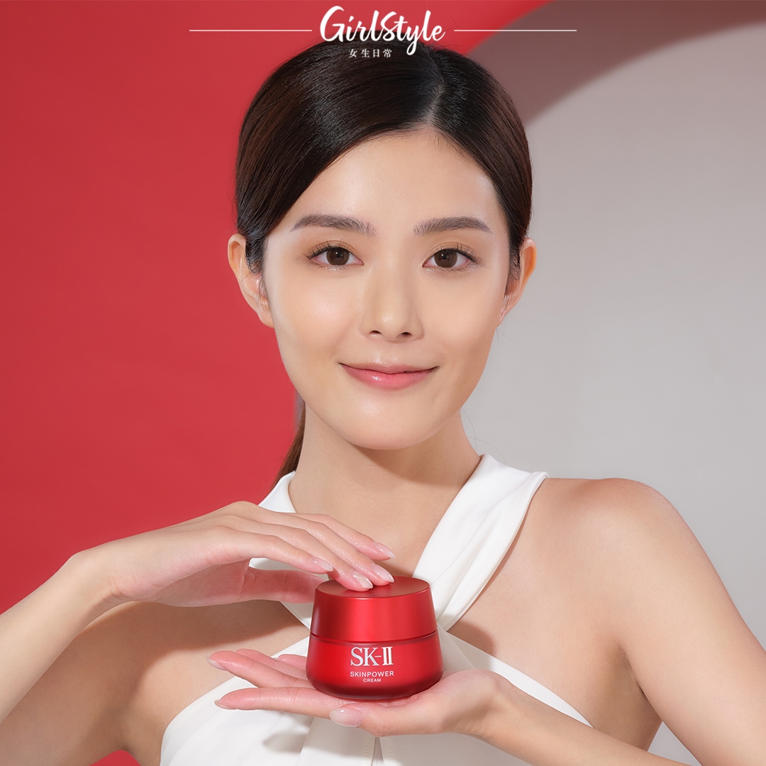 富含PITERA™ ³的SKINPOWER能量精華霜，可以幫助肌膚密集保濕，同時減緩肌膚老化現象。