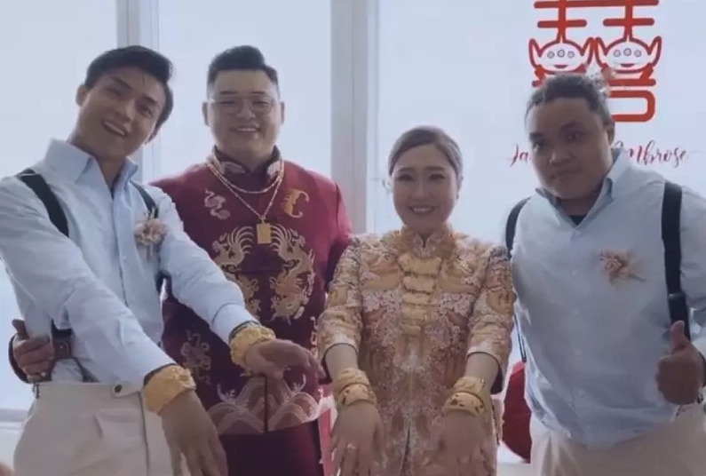 左二是AK的大哥,右一是AK的弟弟